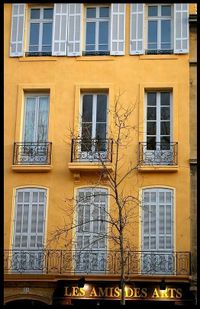 À force, on connaît son immeuble,